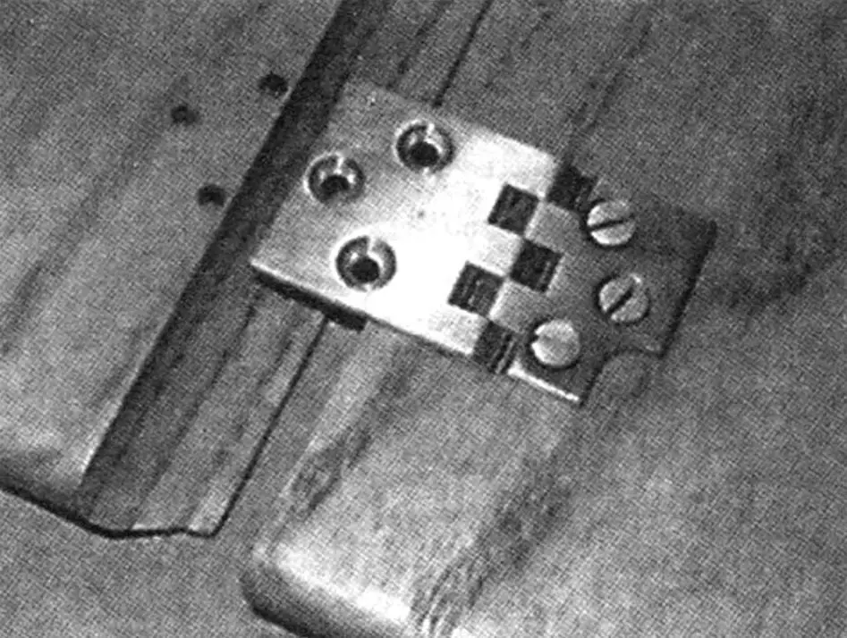 Non-standard hinge with one elongated card, fixed on the central part of the tabletop