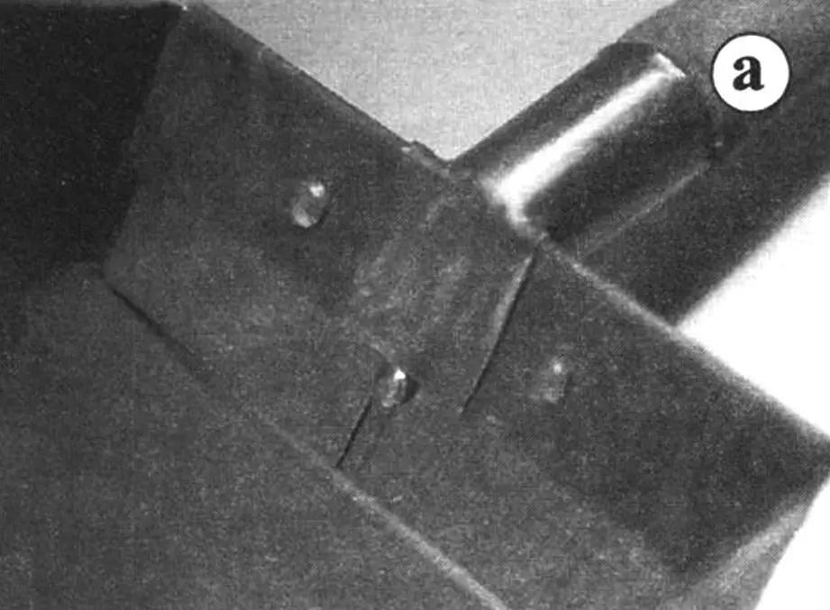 Кріплення втулки до ковша (а — вид зсередини; б — вид ззаду)