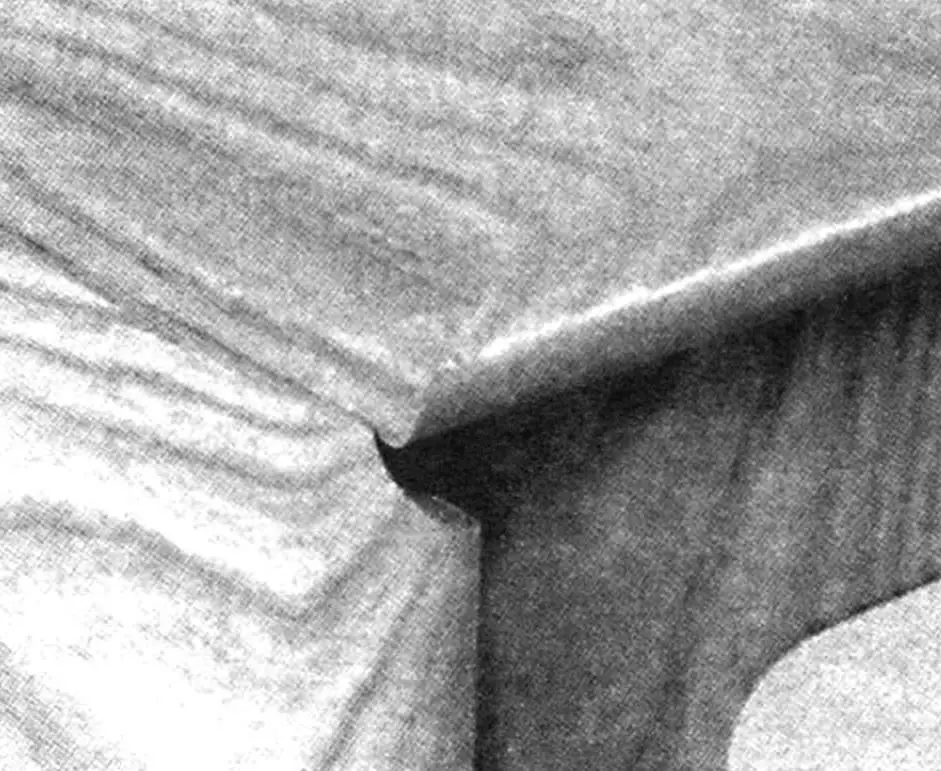 Shaped joint of the central part of the tabletop and its 