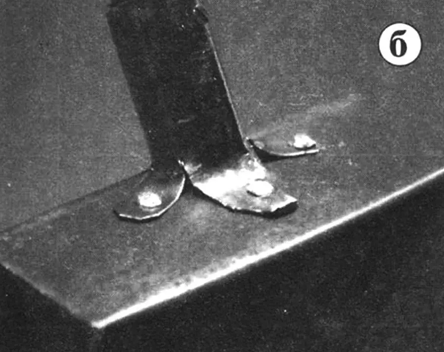 Кріплення втулки до ковша (а — вид зсередини; б — вид ззаду)