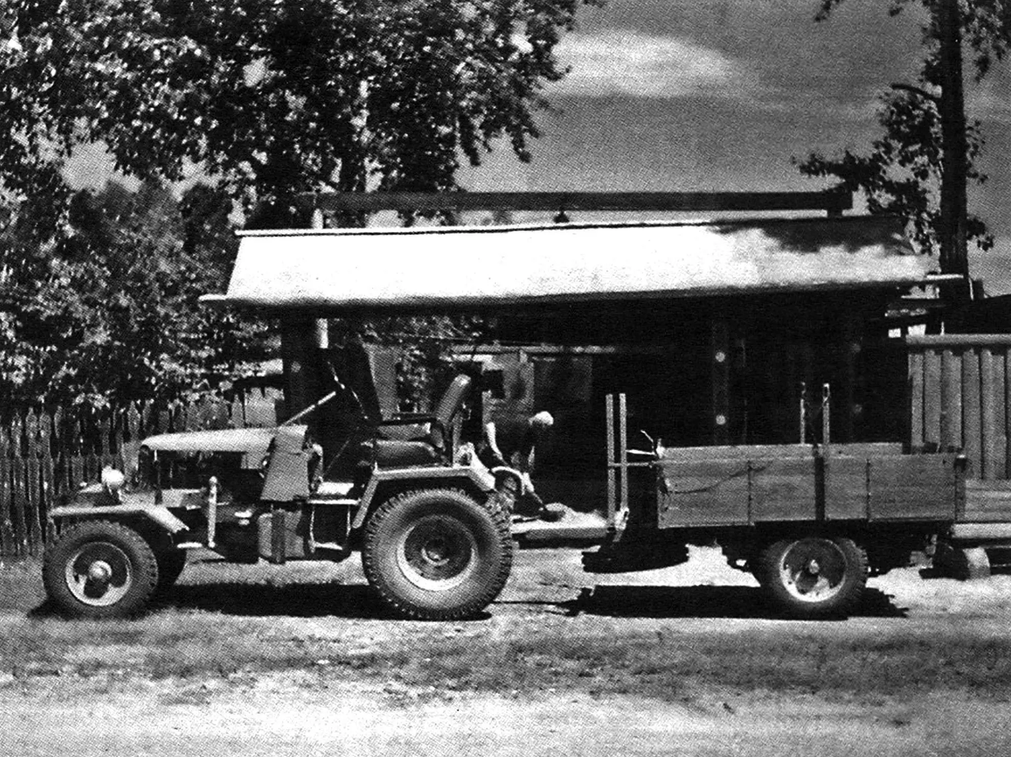 Tractor with single-axle trailer cart