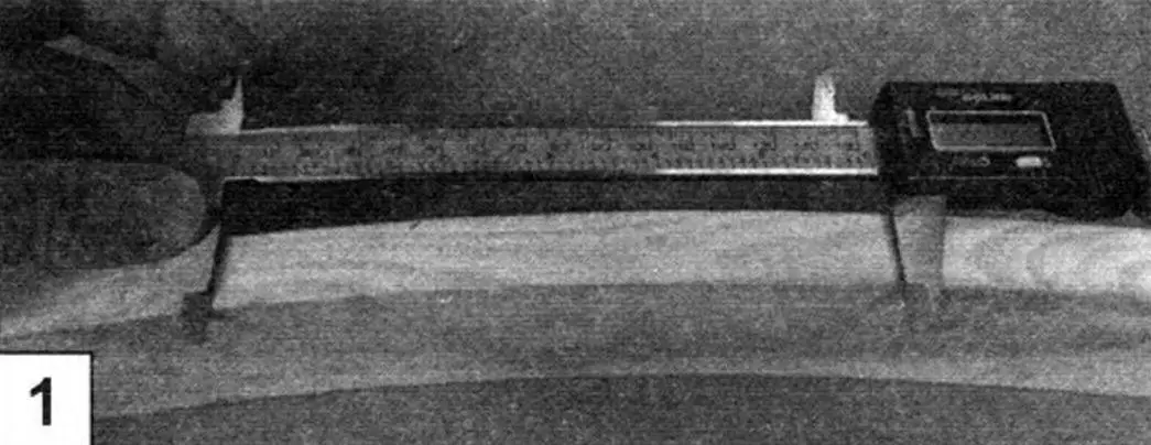 As a material, I used a spruce board with a cross-section of 25x100 mm. Due to improper storage, it was slightly bent. I used the defect to advantage - cut out a blank 150 mm long with a small (about 2-3 mm) bend in the middle