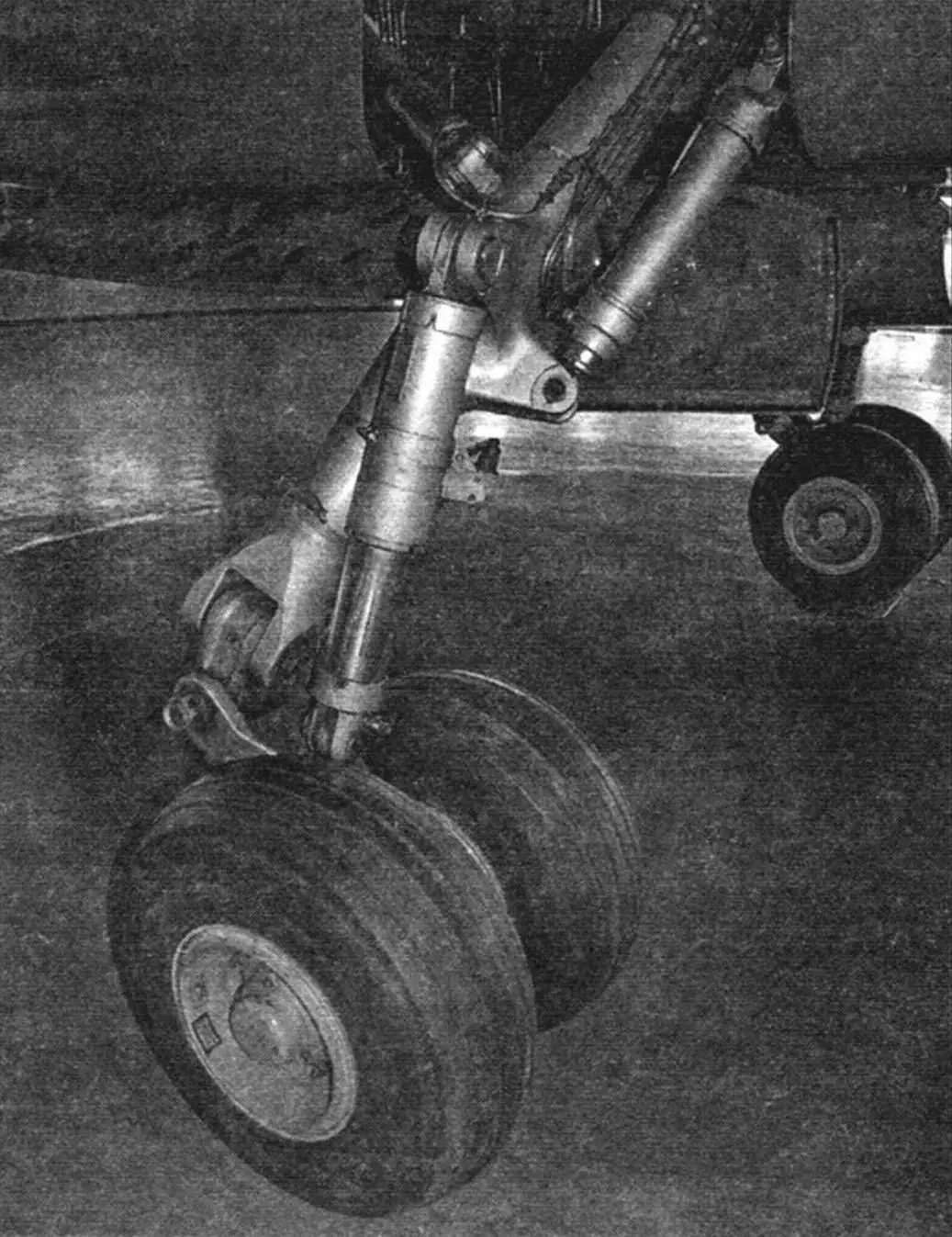 Main landing gear leg