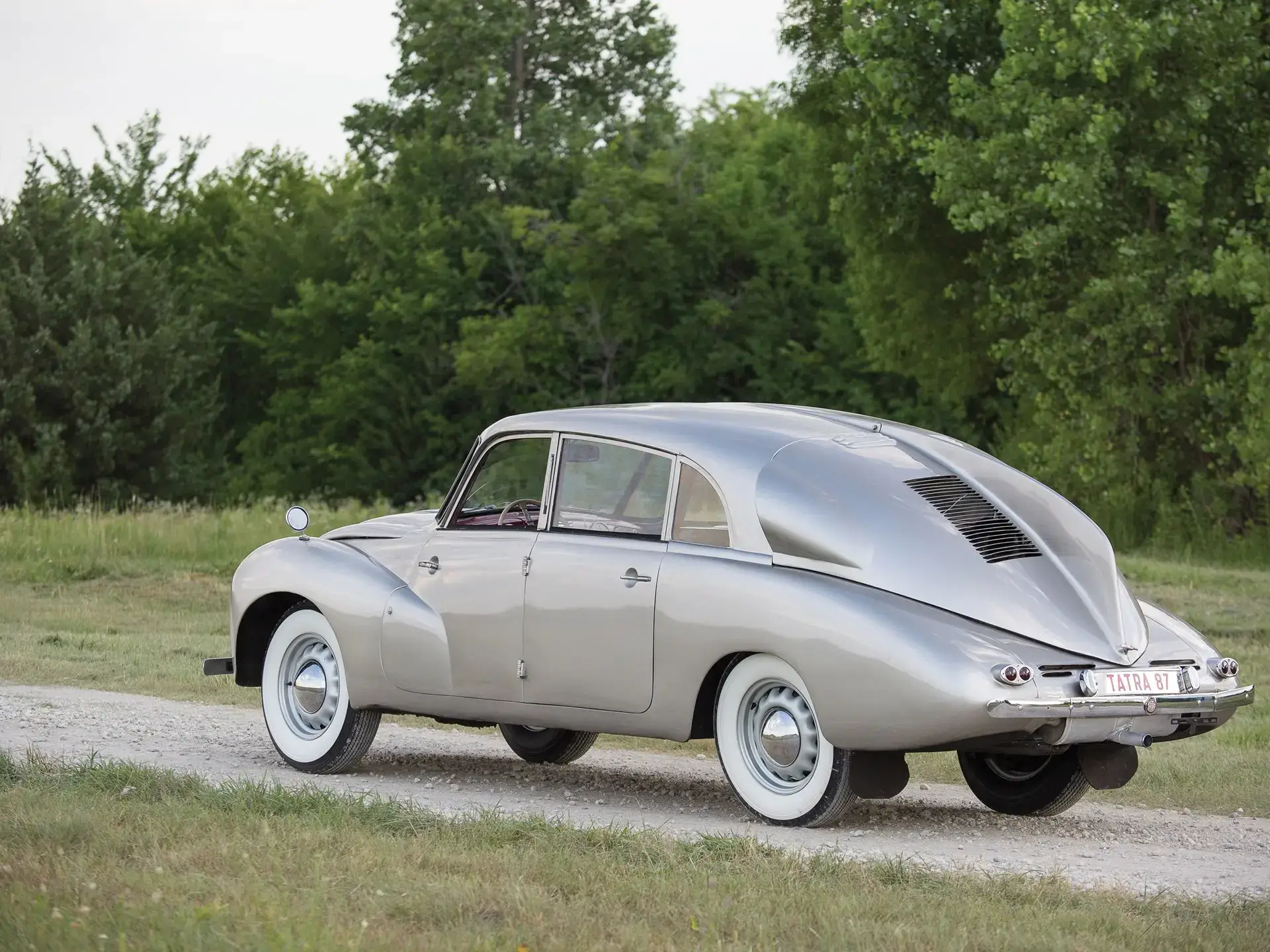 Tatra 87 и сегодня выглядит как пришелец из будущего