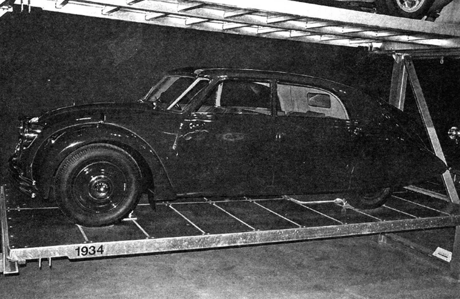 Первый серийный «аэродинамический» автомобиль Tatra 77 1934 года выпуска в Музее транспорта в Люцерне (Швейцария)