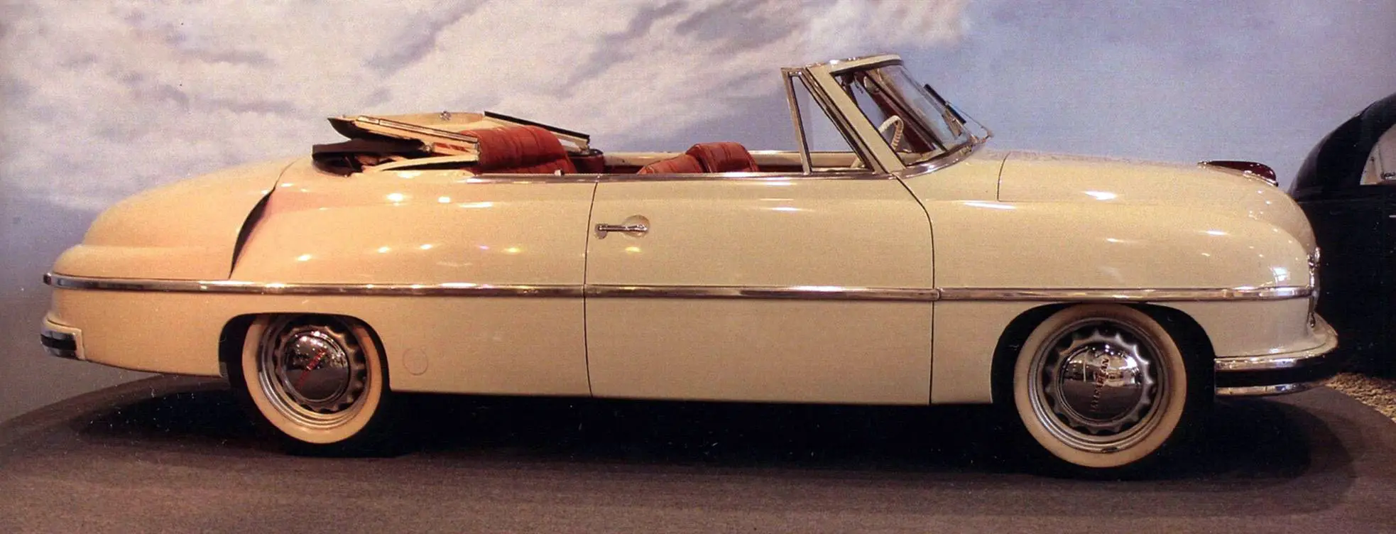 Кабриолет Tatra 600 в заводском музее в городе Копрживнице