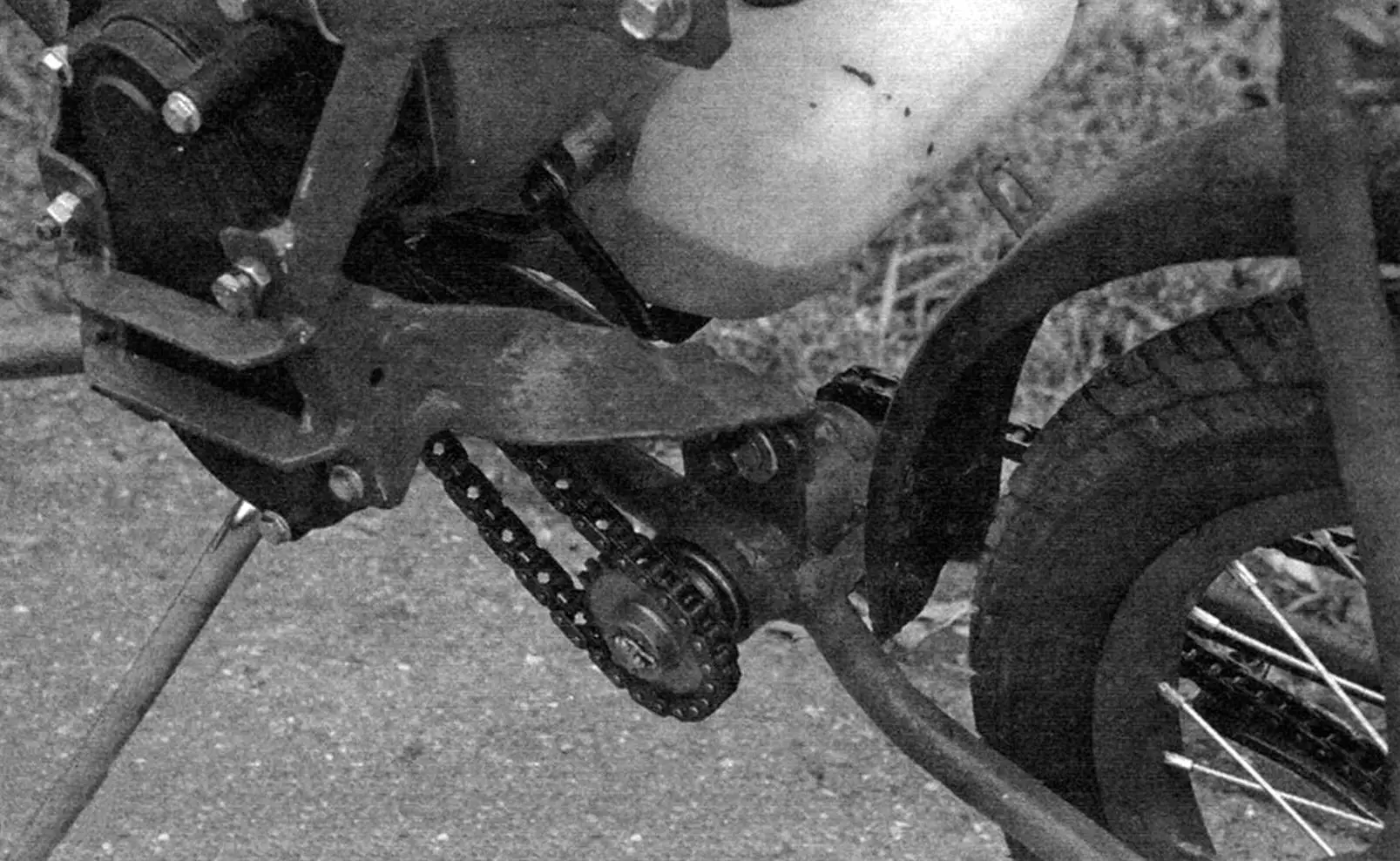 Крутящий момент поступает на поперечный вал, вращающийся на шарикоподшипниках