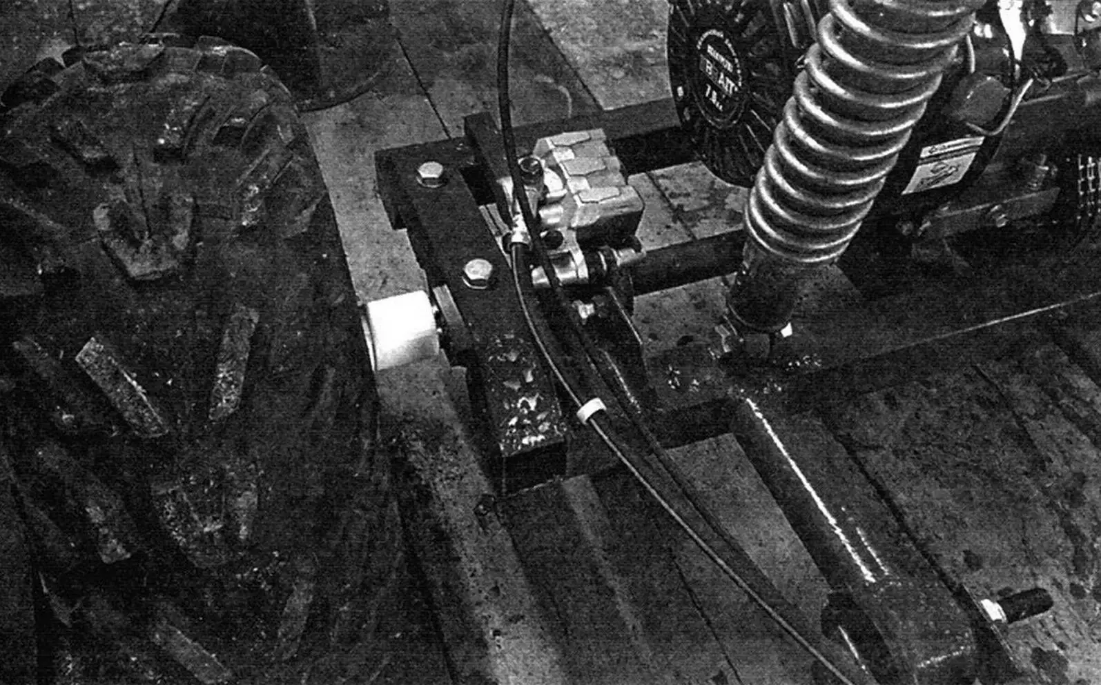 Engine together with rear axle swings on swingarm