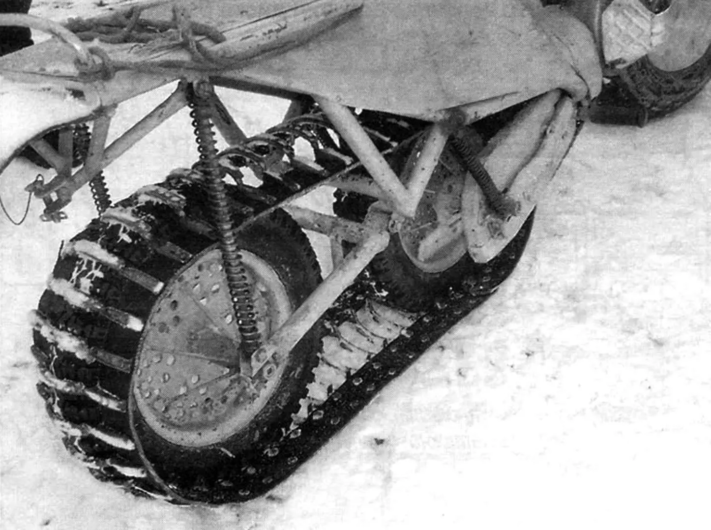 Гусеничний рушій: диски коліс полегшені висвердленими отворами; їхнє кріплення зі ступицями посилено спицями; у шині ведучого колеса прорізані канавки під скоби гусениці