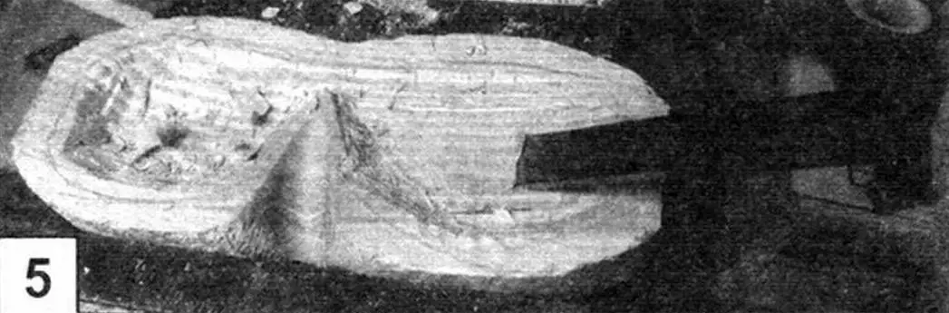 I started processing the inner side. It's simple here - we remove excess layers of wood with a chisel