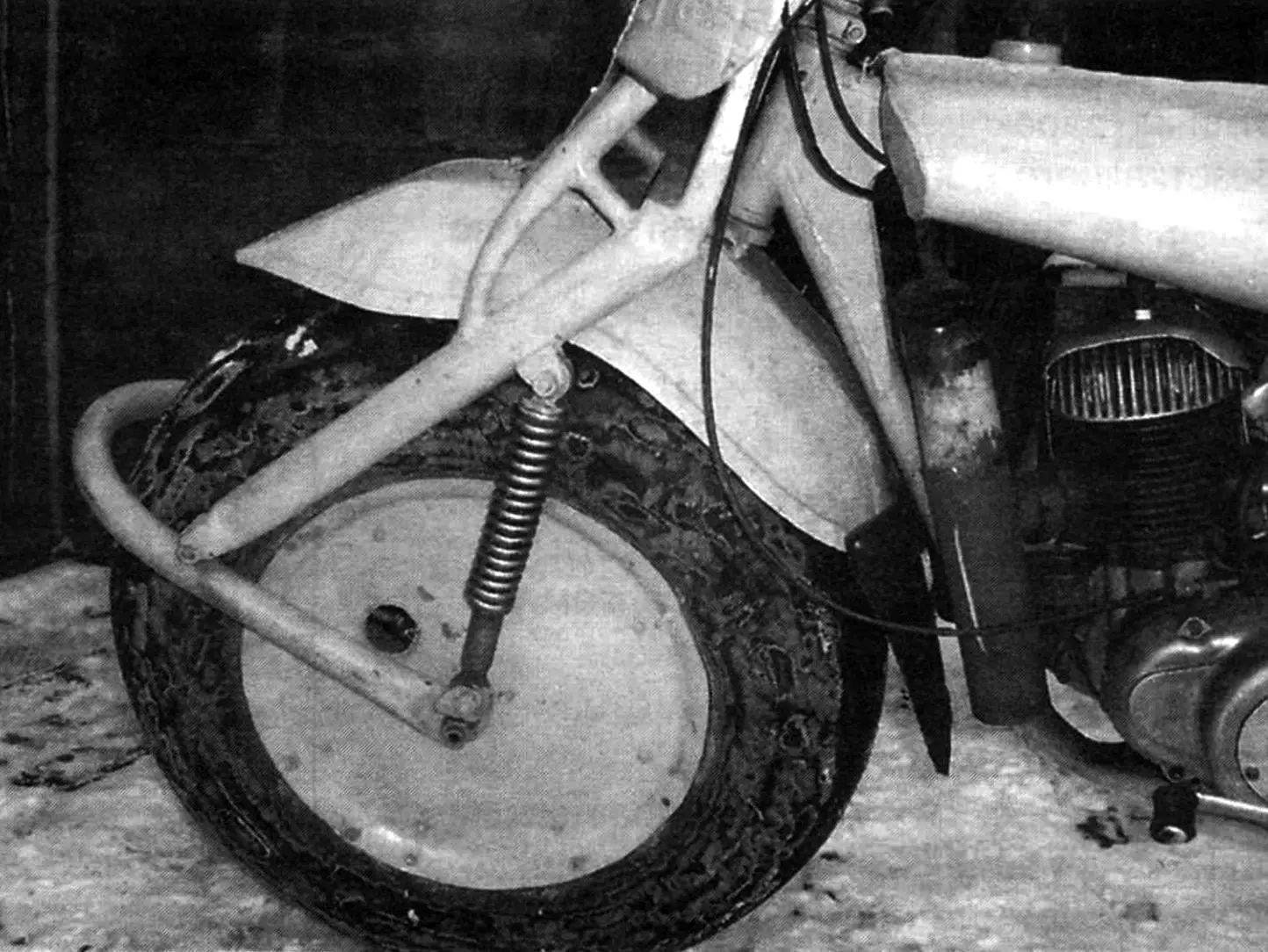 Переднє колесо: шина полегшена — видалено протектор; диски коліс — суцільні, простір між ними заповнено будівельним пінопластом; шини до дисків прикріплені болтами