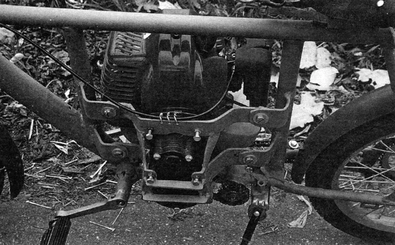 Натяжение цепи привода промвала обеспечивается смещением мотора