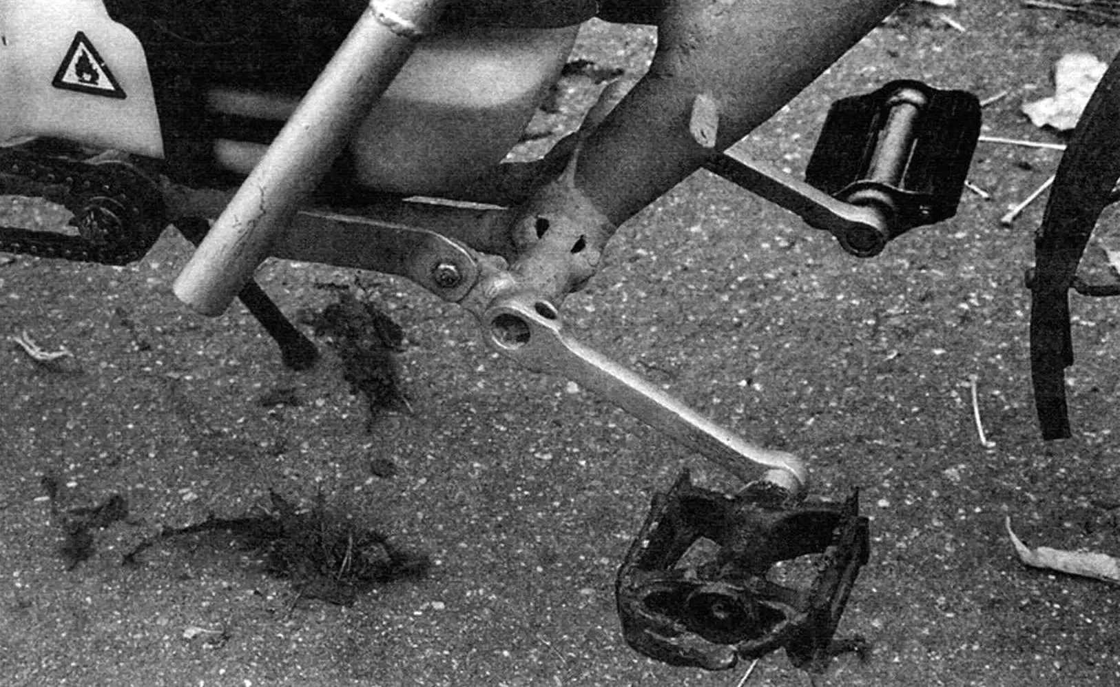 Если приглядеться, то видно, что педали крутить нельзя