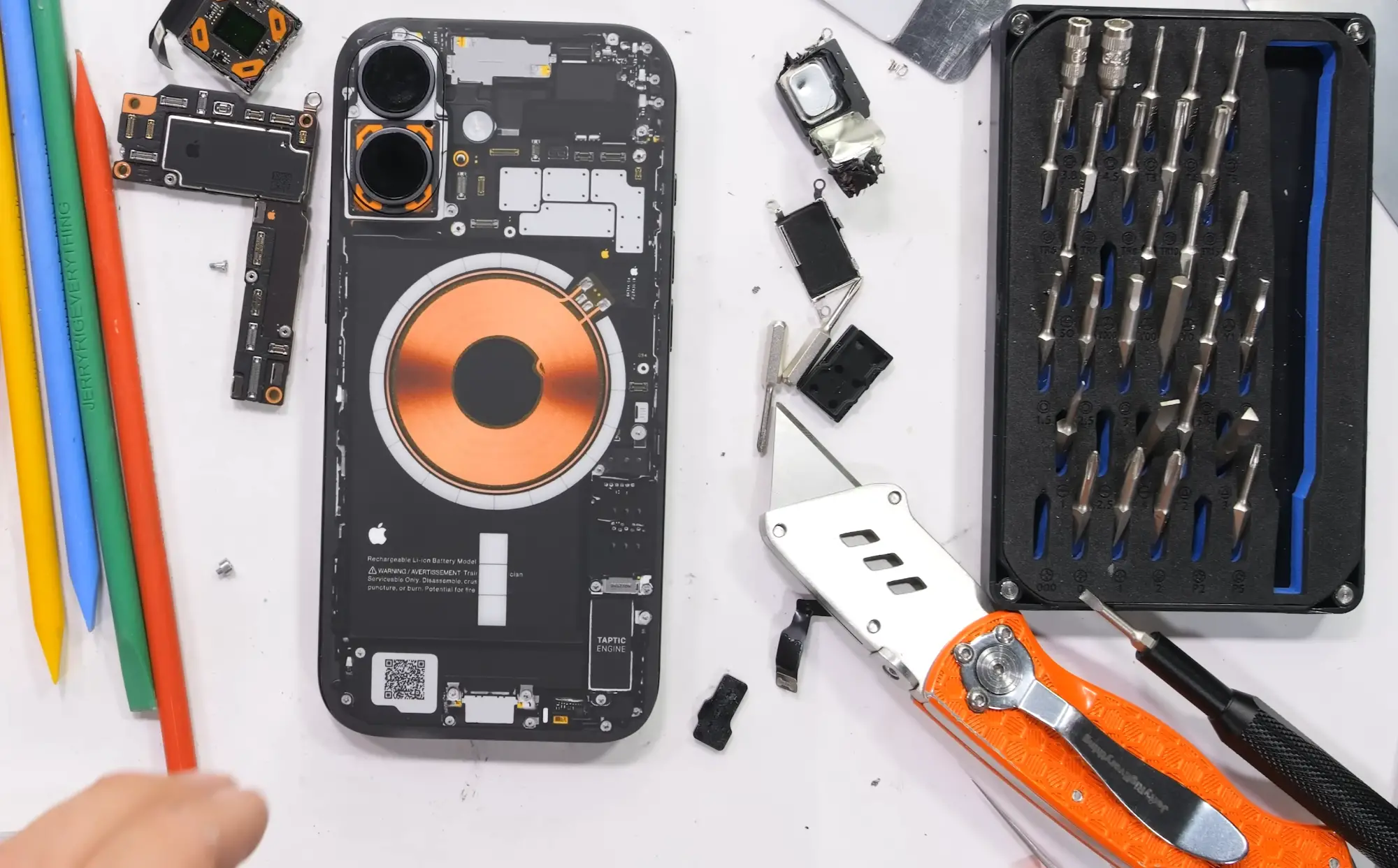 Задняя крышка iPhone 17