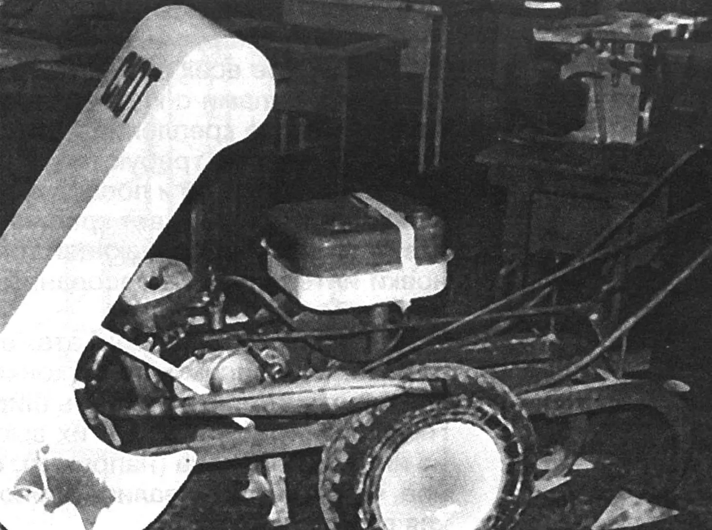 Доступ до «серця» механічного помічника простий: достатньо підняти капот