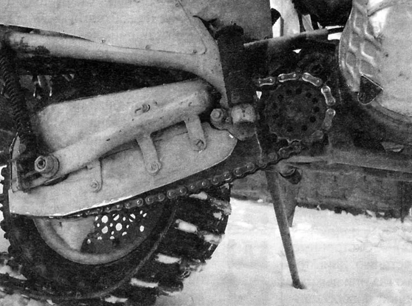 Ланцюгова передача з проміжним валом-редуктором: на передньому плані над ведомою зірочкою проміжного вала видно зірочку вихідного вала двигуна та ланцюг ПР-12,7 першої ступені