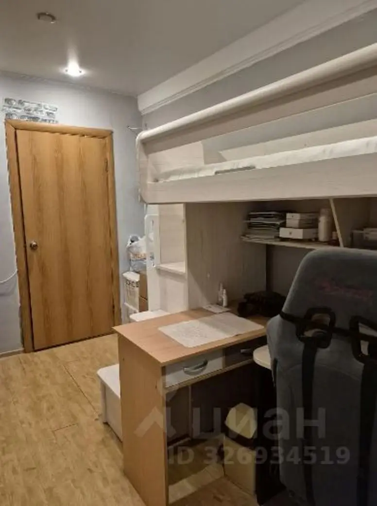 Комната со столом для компьютера