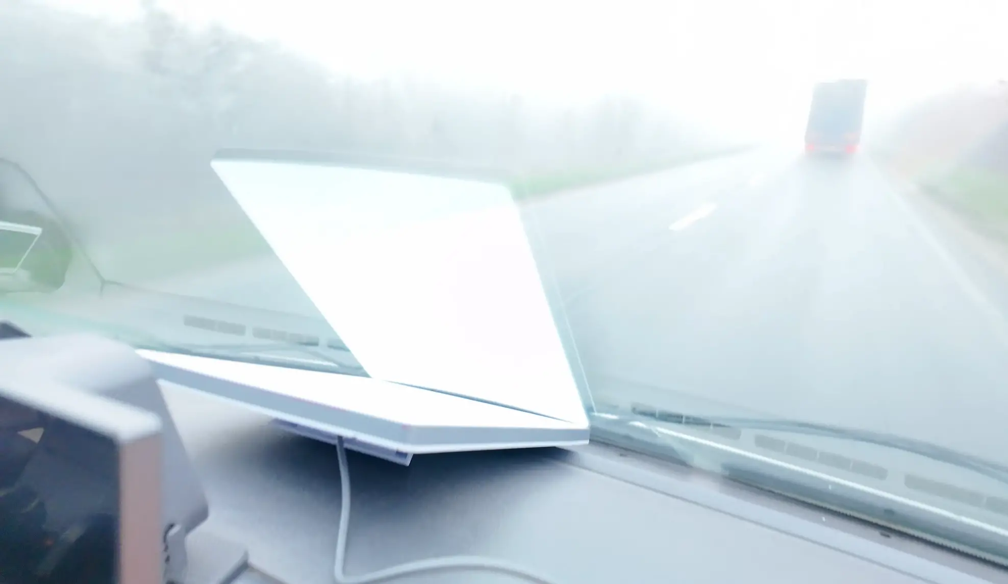 Starlink Mini под стеклом