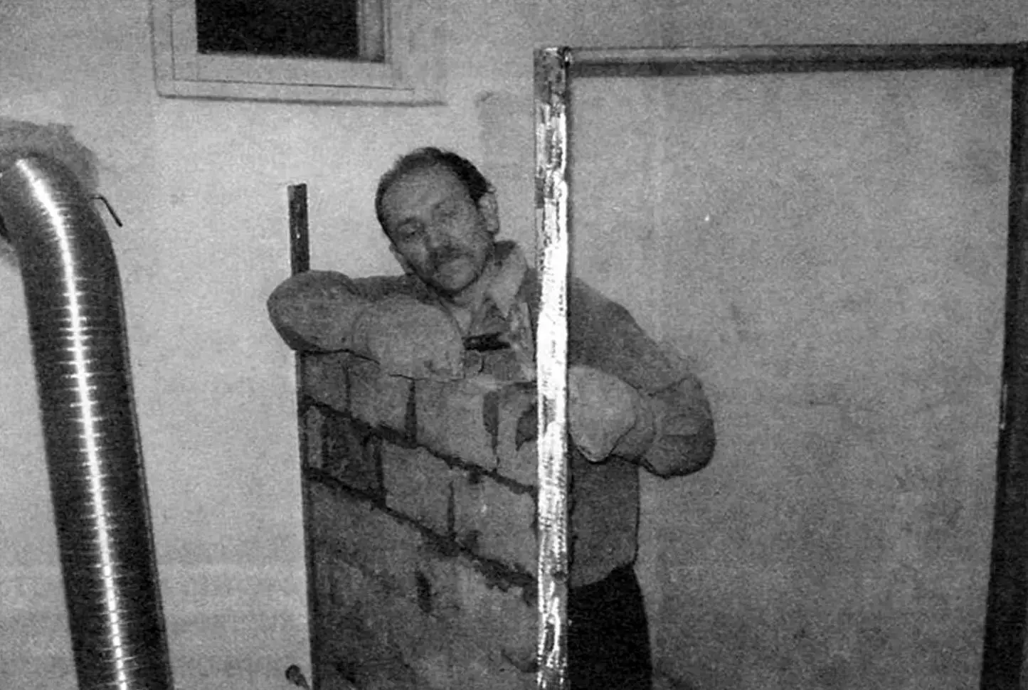 Masonry of the cabin partitions in quarter-brick thickness