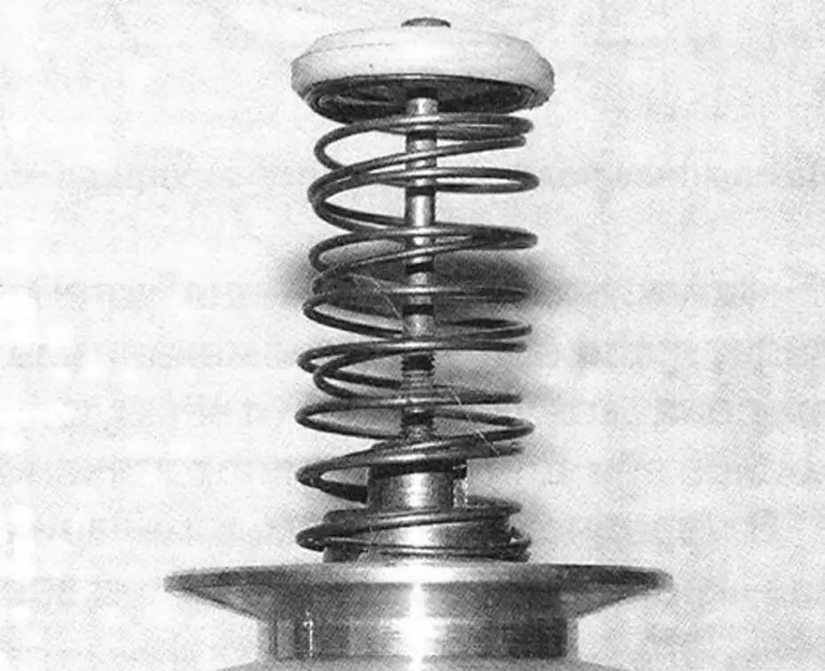 Driven pulley and return spring; inside the spring the end bushing and the upper end of the spindle in its extreme upper position are visible