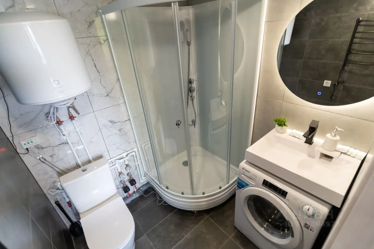 Душ и туалет с бойлером