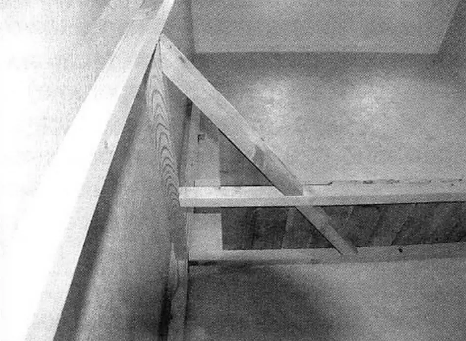 Corner rail of the lower shelf