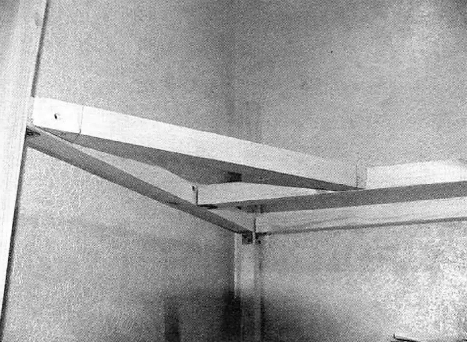 Corner rail of the upper shelf