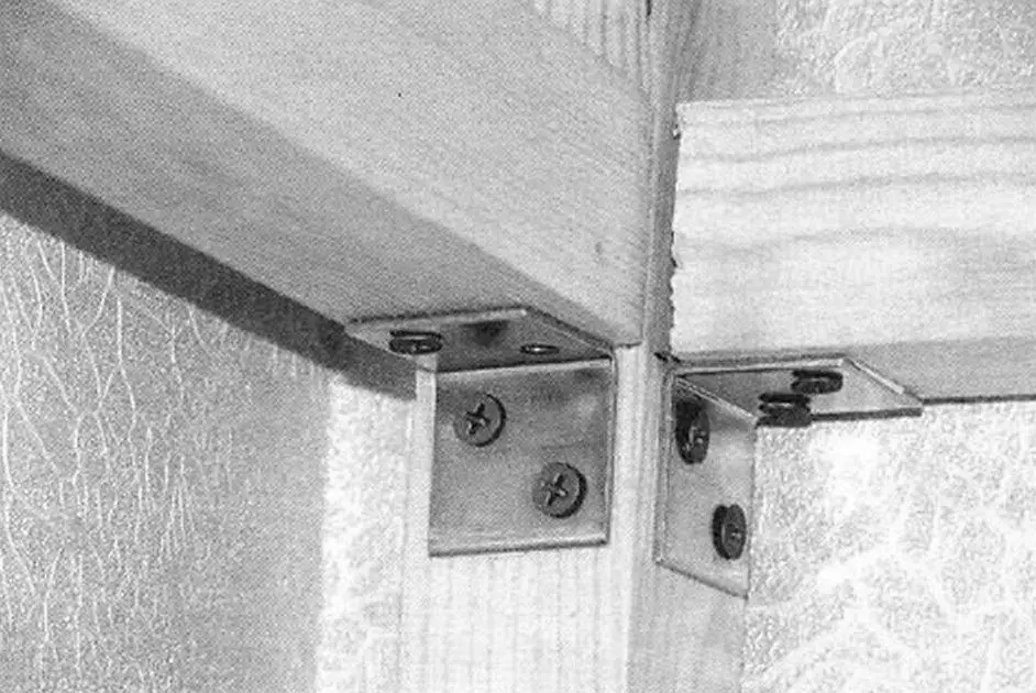 Joining upper-shelf longitudinal beams to a vertical upright with metal angles