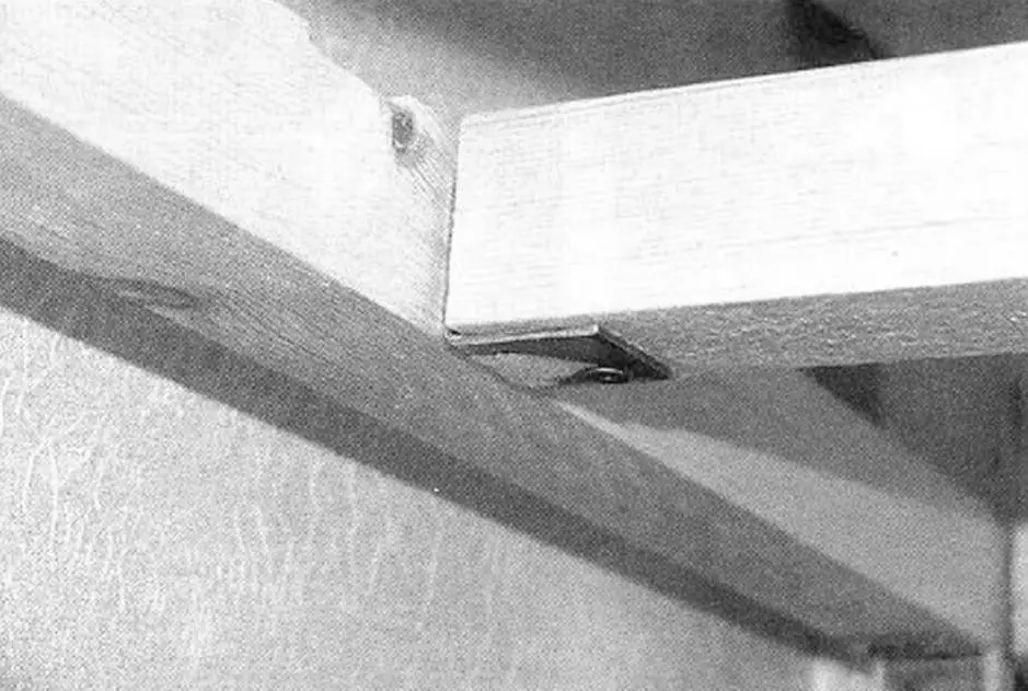 Joining upper-shelf longitudinal beams to each other with a metal angle