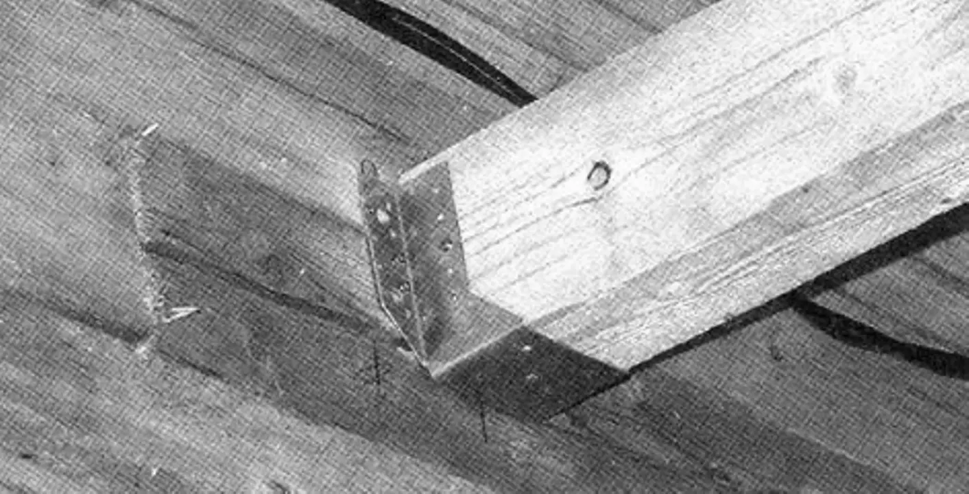 Connection of the ceiling beam and house wall using a bracket
