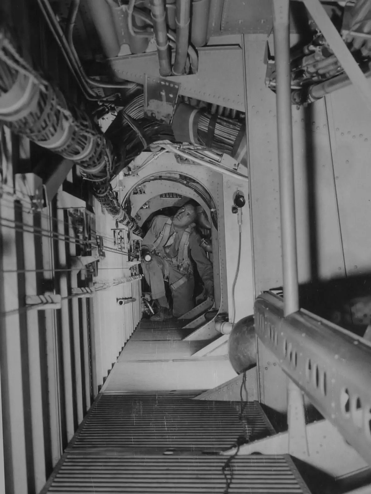 Wing crawl tunnel for engine access