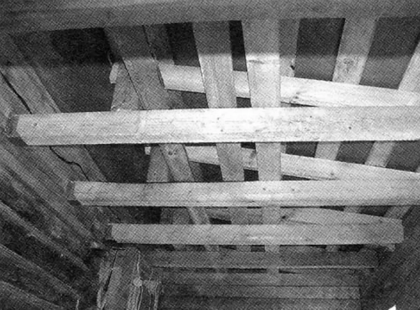 Roof frame fragments. The arrow shows a 150x100 mm vertical post for fastening rafters