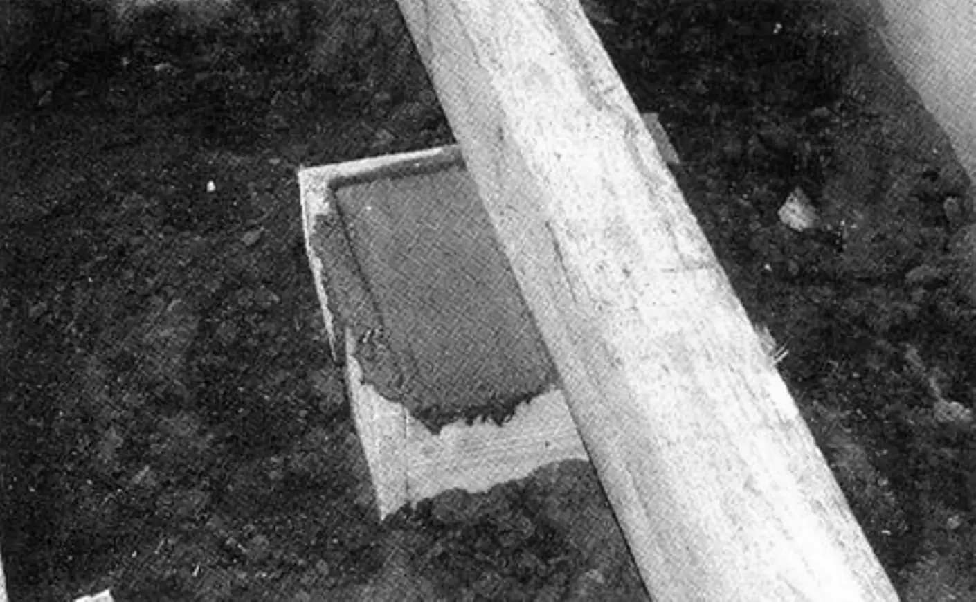 Additional concrete support for the floor crossbeam