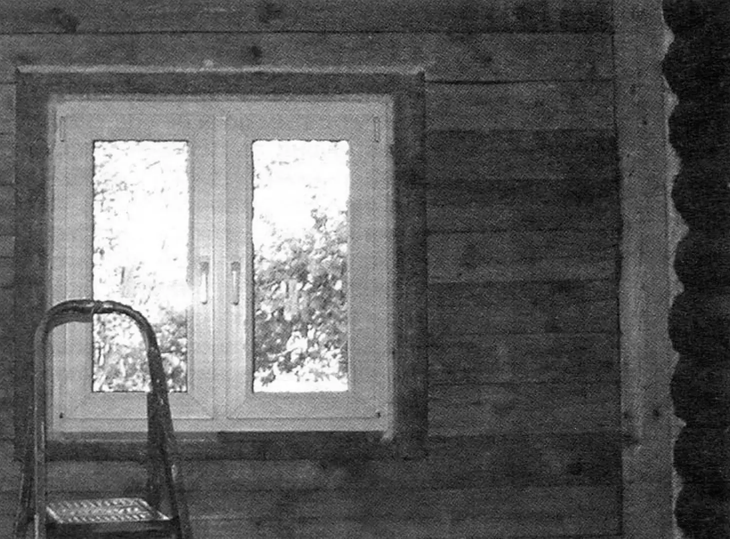 The joint between the log frame and veranda wall is sealed with expanding foam