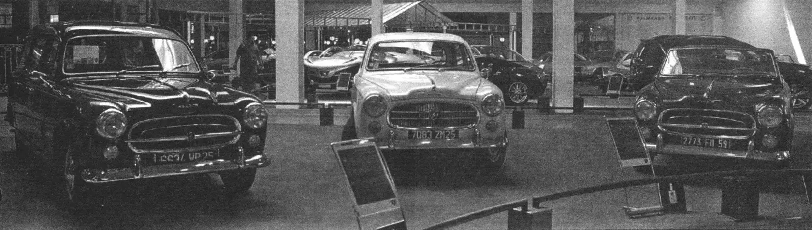 В заводском музее в Сошо автомобили Peugeot 403 размещены на отдельном стенде (слева - универсал, в центре - седан, справа - кабриолет)