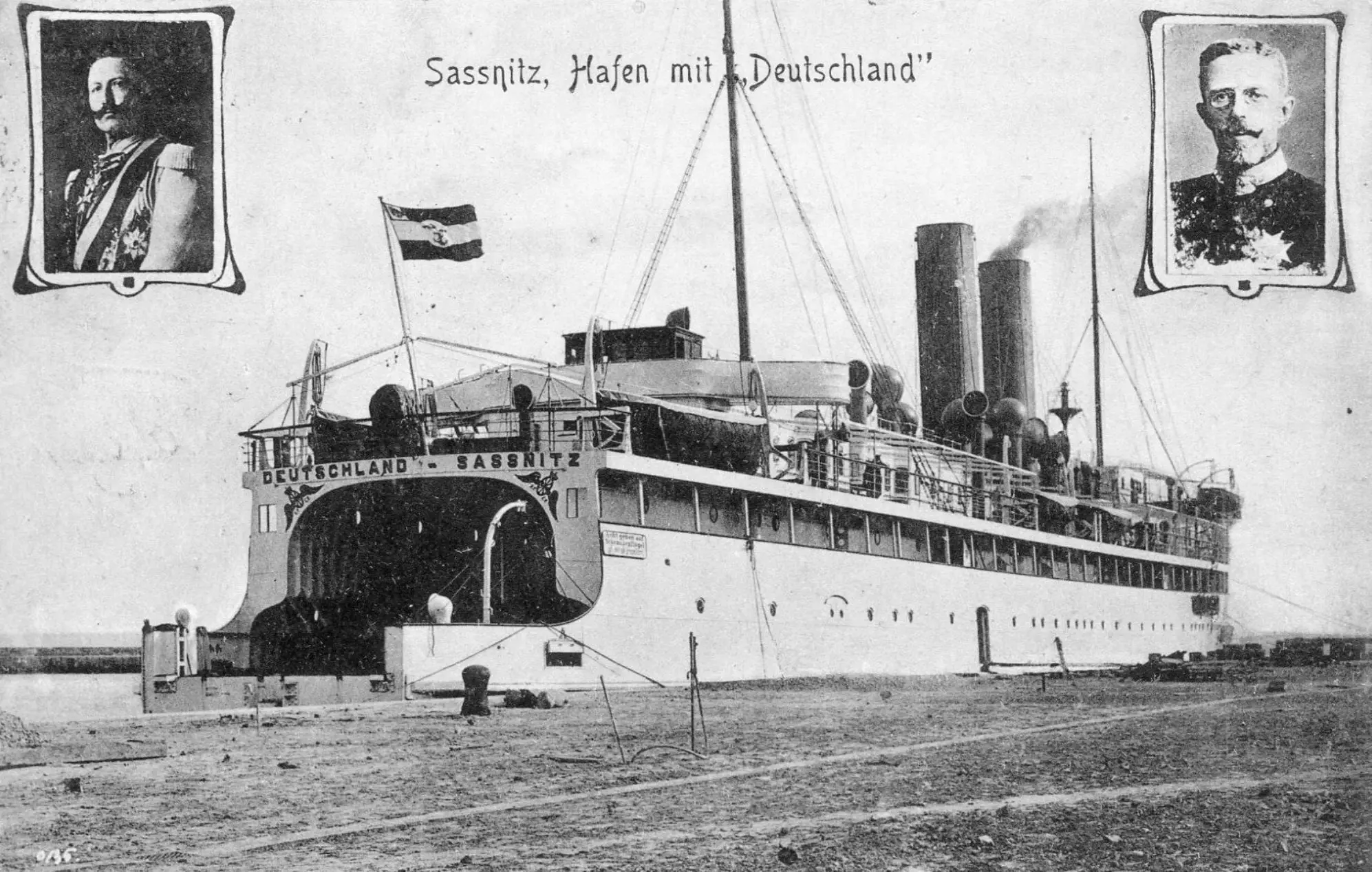 «Deutschland» в порту Засниц вскоре после начала работы на «Королевской линии». Особое значение этой паромной линии подчеркивается портретами монархов: Вильгельма II (слева) и Густава V