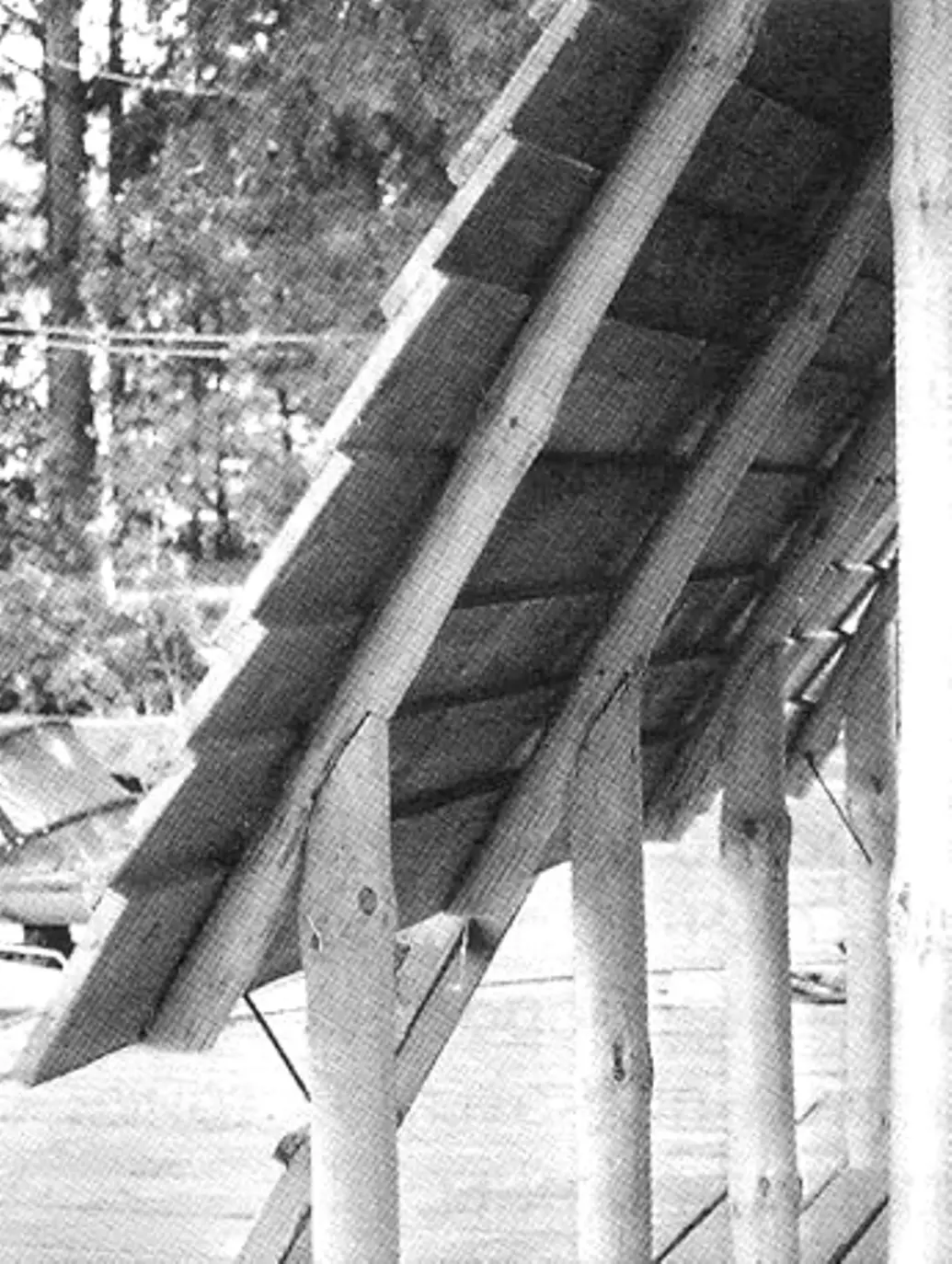 Oblique scarf joint between side posts and rafter legs