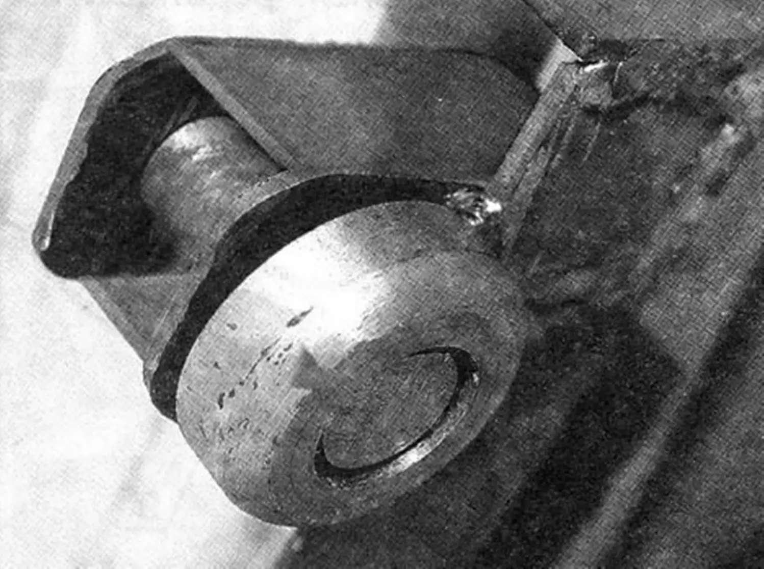 Roller on support welded to the gates