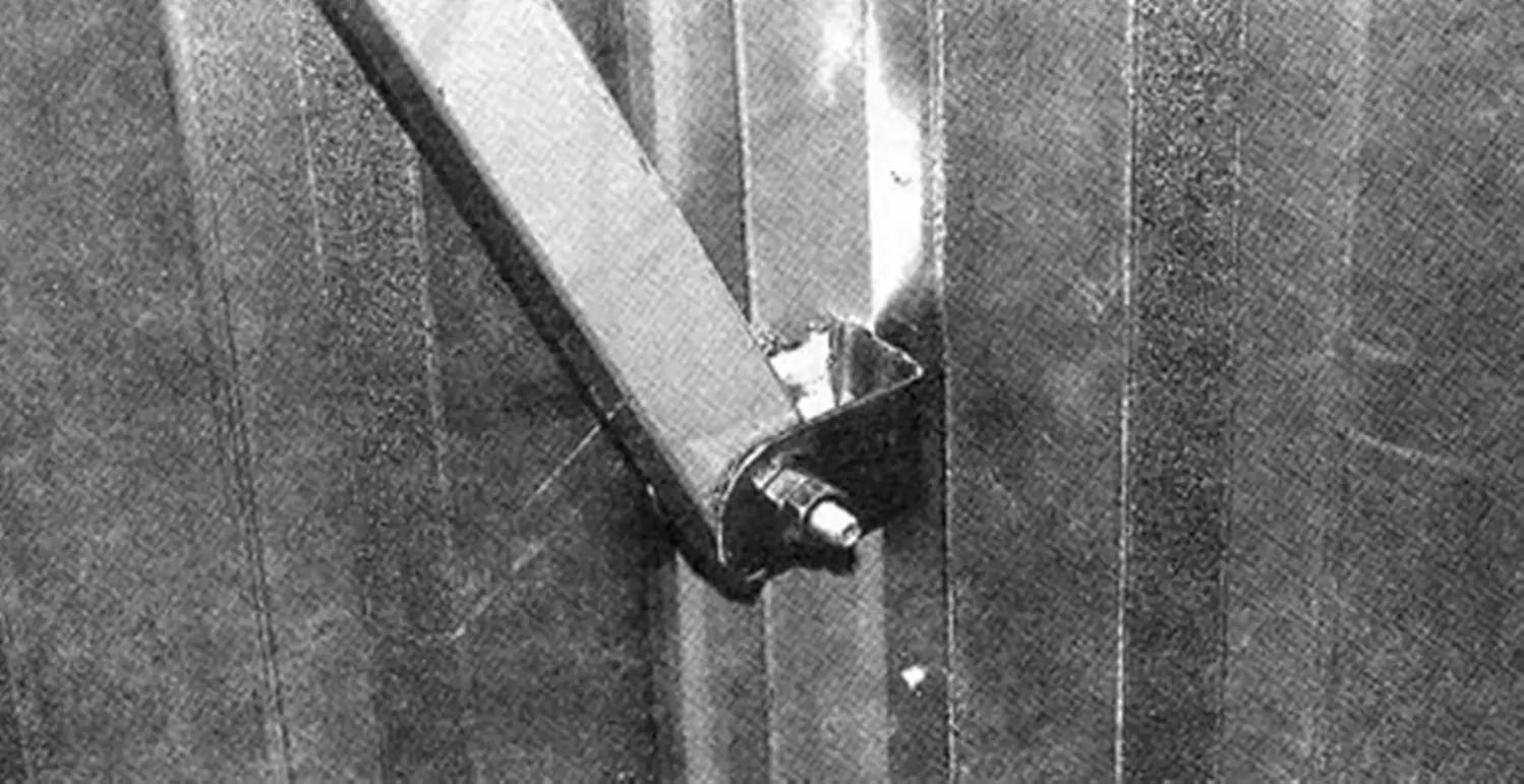 Hinged lever-to-gate mounting bracket