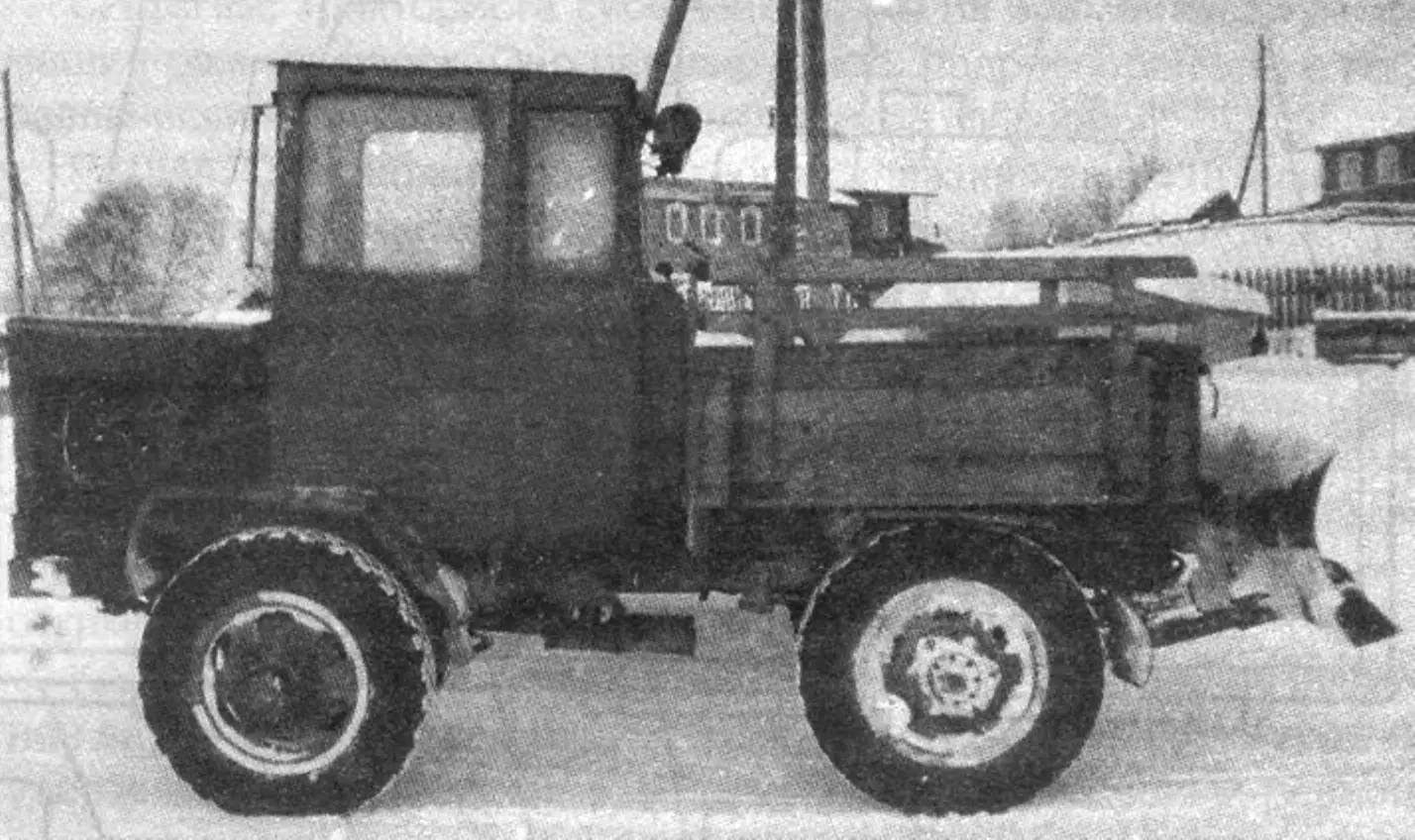 Tractoromobile in snow blower configuration