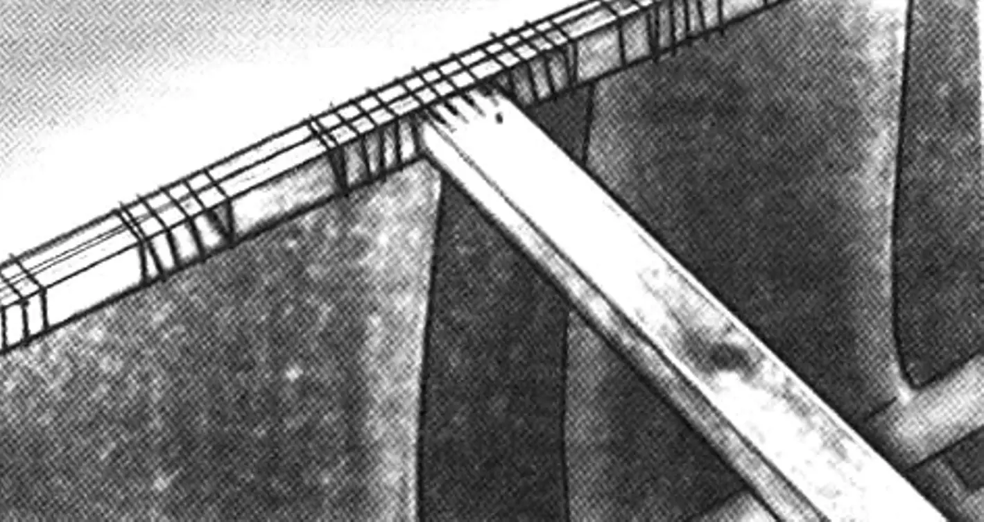Attachment of the transverse gunwale brace and fabric overlays on the gunwale seams