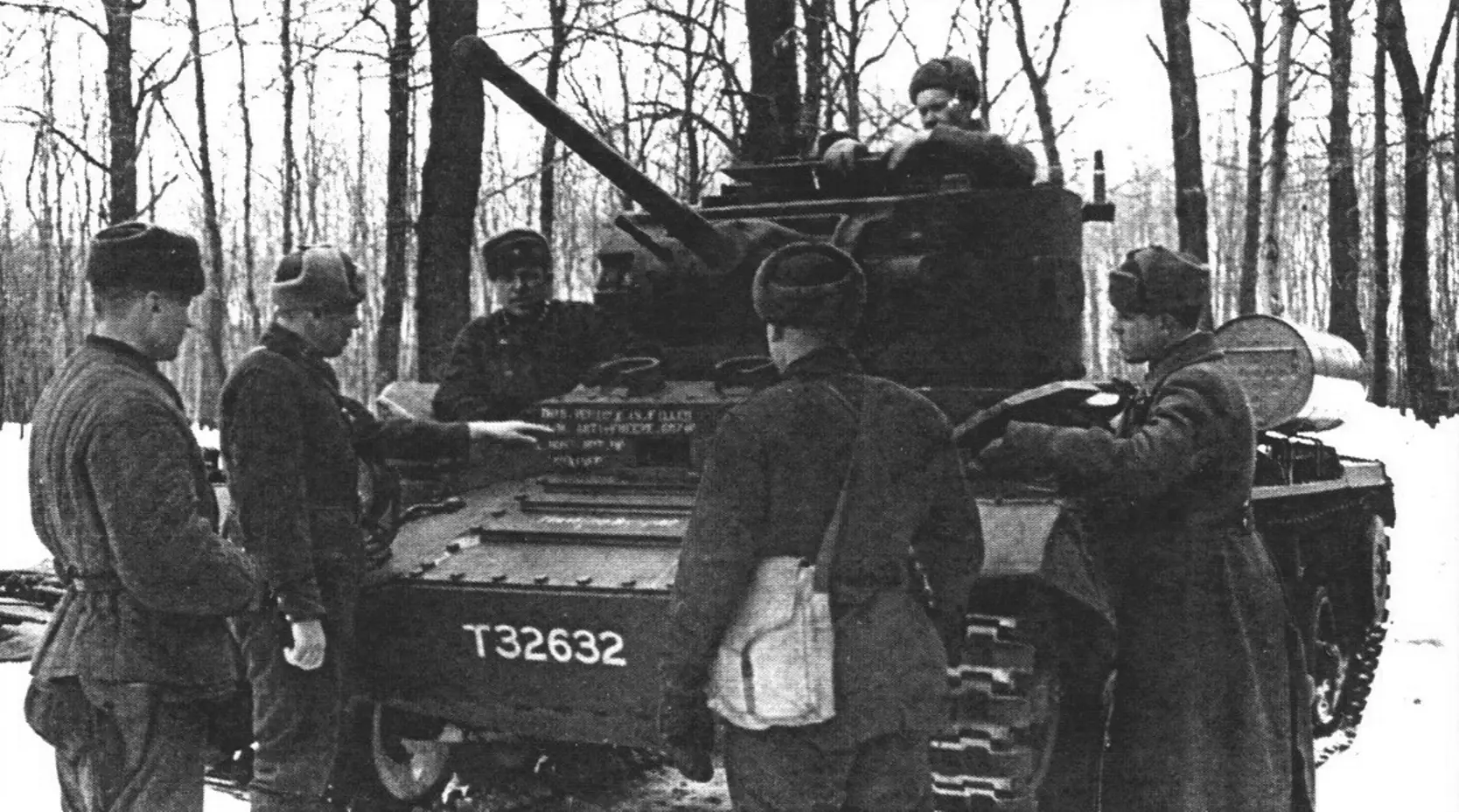 Капитан Ф.Т. Григоренко объясняет бойцам устройство английского танкаМК-ІІІ «Валентайн». 1942 год.