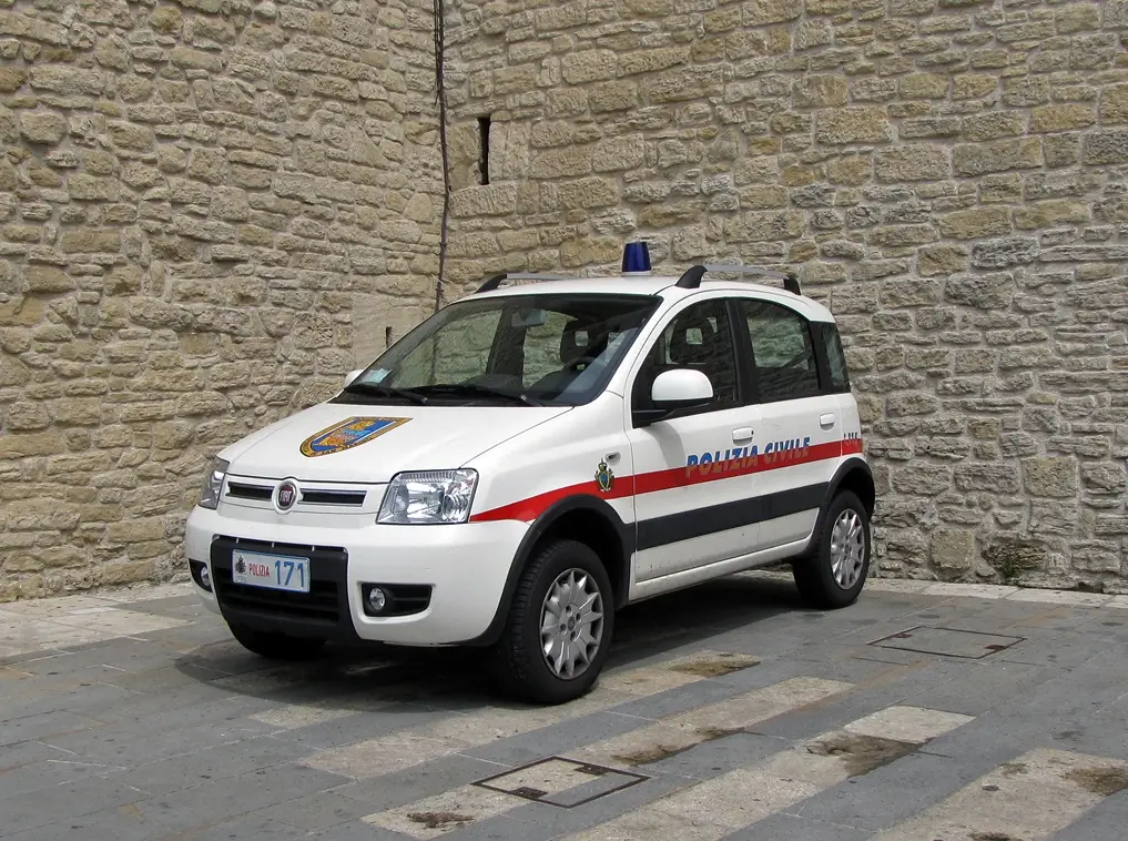 Автомобиль Fiat Panda 4x4 на службе в полиции Сан-Марино
