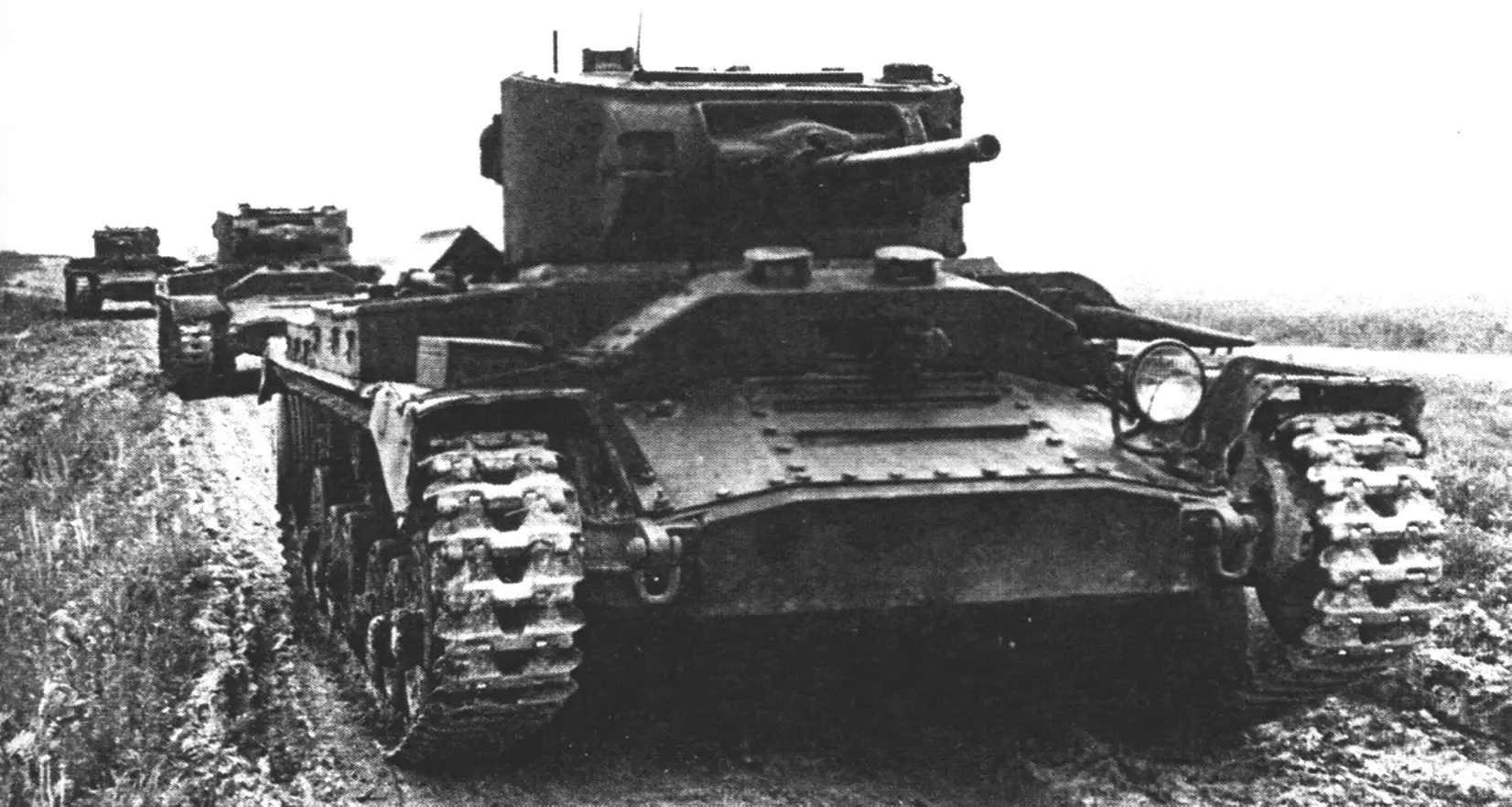 Подразделение танков «Валентайн IV» на марше. Западный фронт, 1942 год