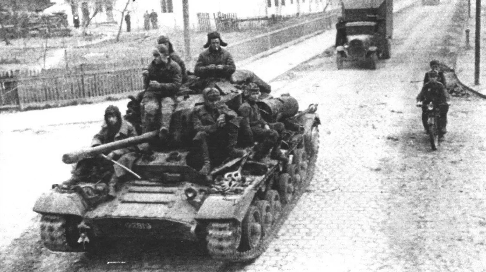 Танки «Валентайн IX» проходят по улицам г. Ботошаны. Румыния, апрель 1944 года.