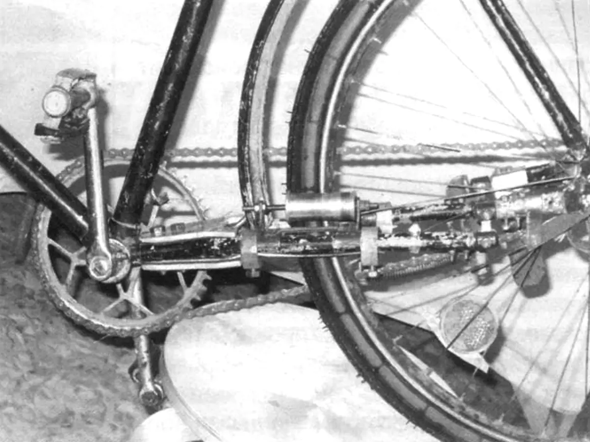 View of the two-hinge mechanism from the left side. Here a limiting roller is installed. The tips with the crank are also clearly visible