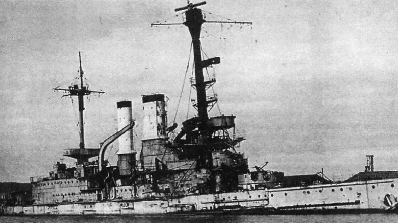 «Schleswig-Holstein», сидящий на дне в Гдыне (экс-Готенхафене), осень 1945 года