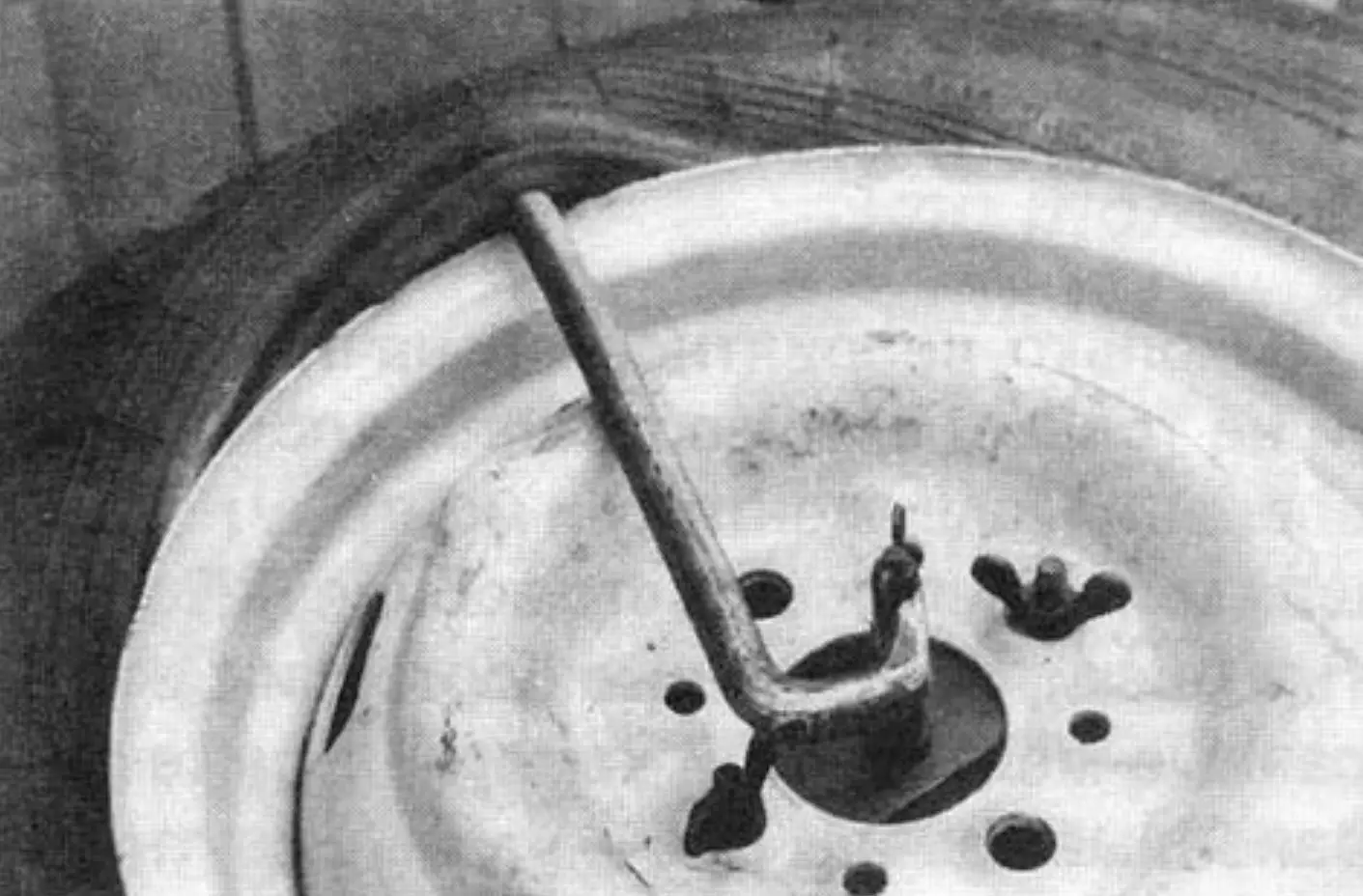Installing the fixture before starting the tire bead-breaking operation